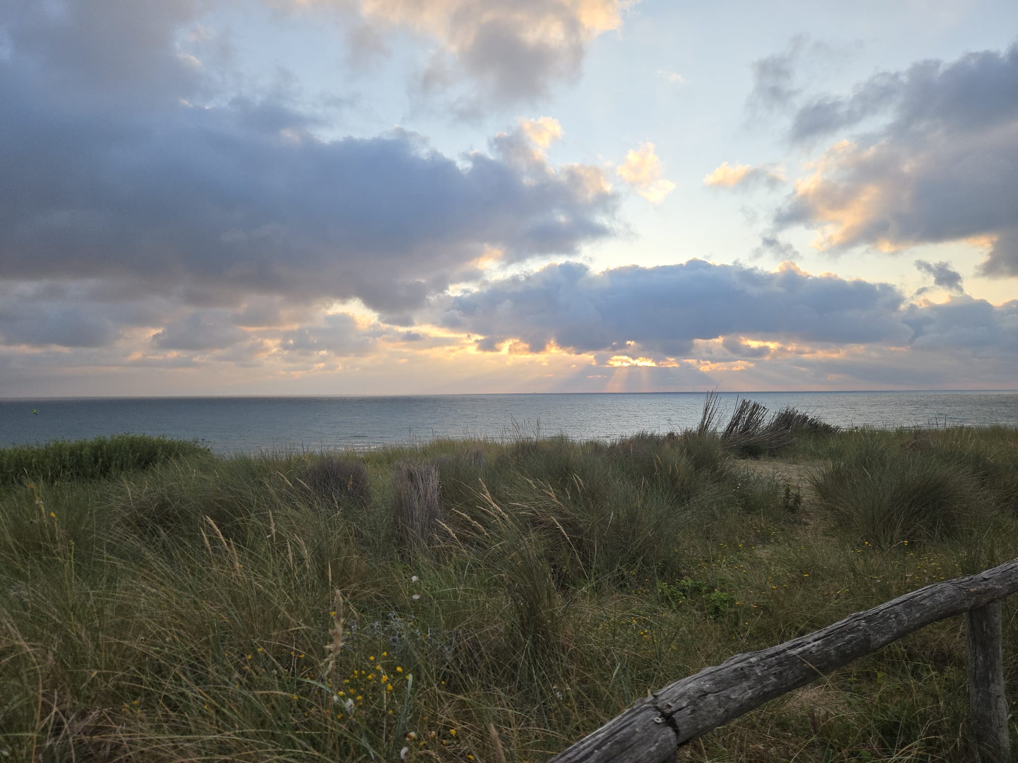 Duinen en zee bij zonsondergang