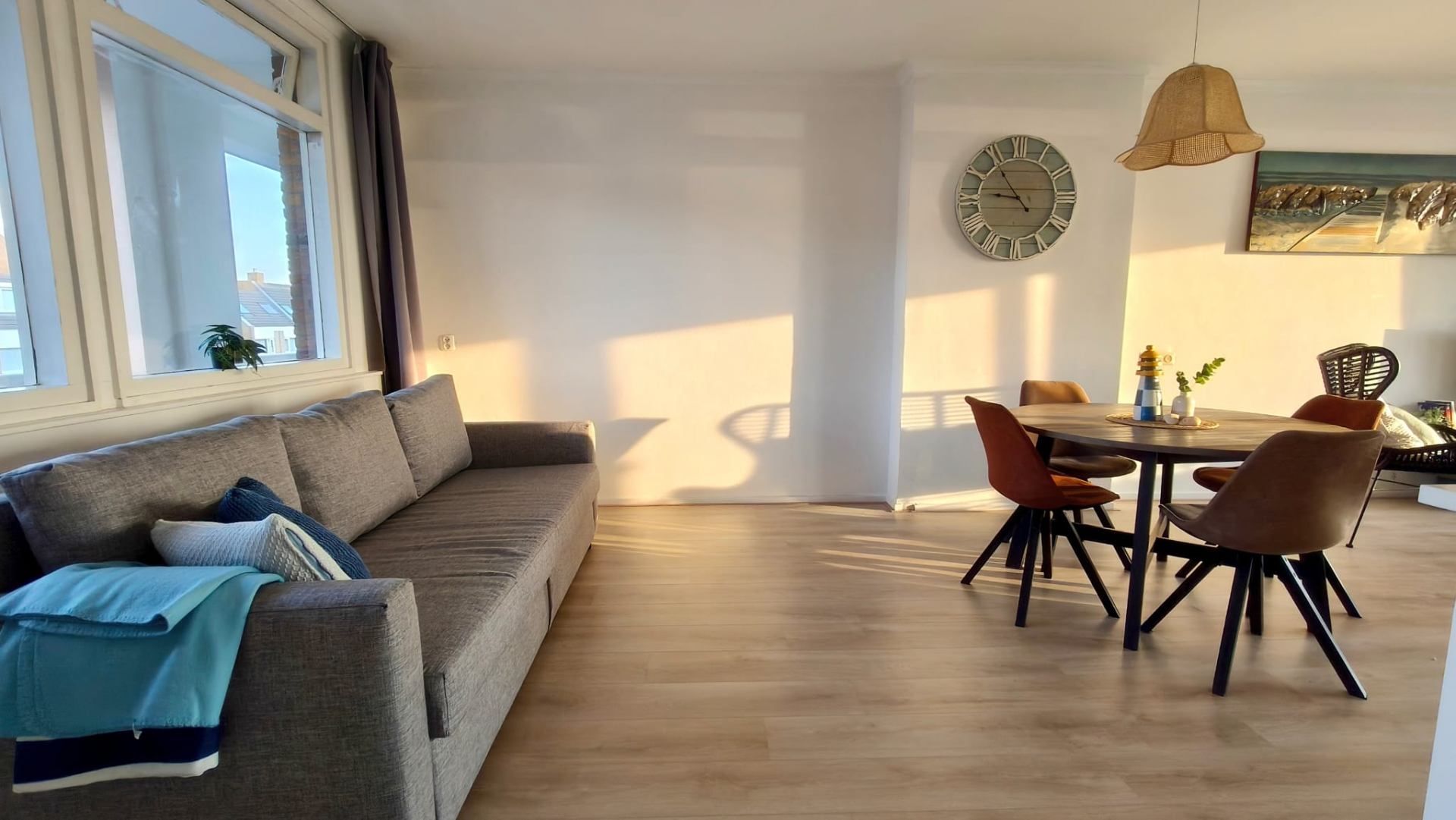 Slaapbank en eettafel in de woonkamer