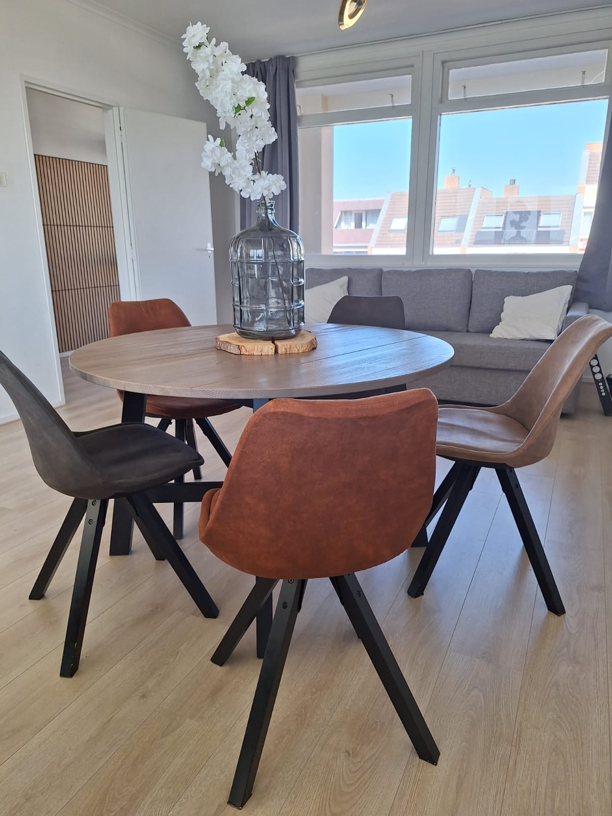 Ronde eettafel met stoelen in de woonkamer
