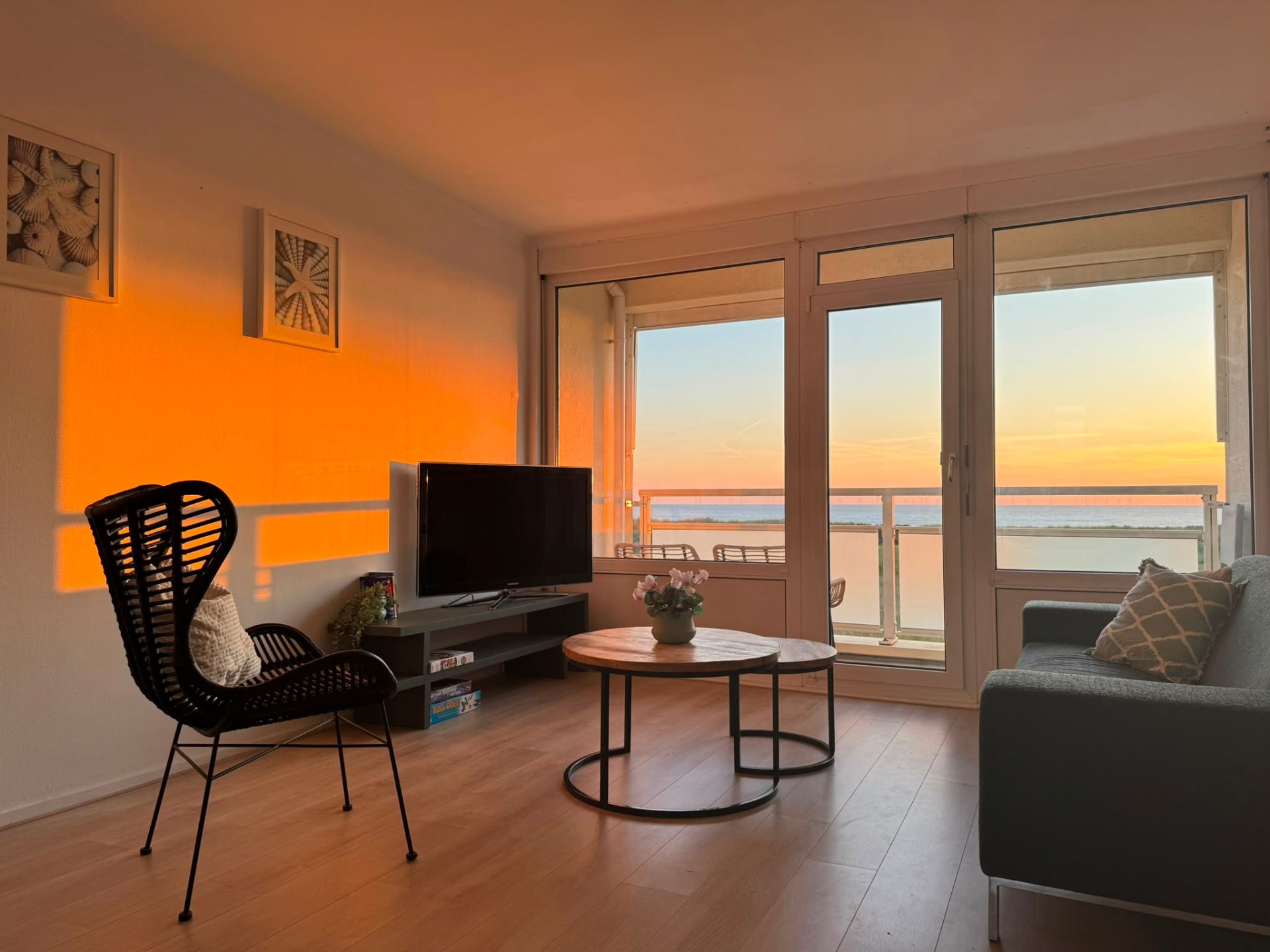 Woonkamer bij zonsondergang met zeezicht