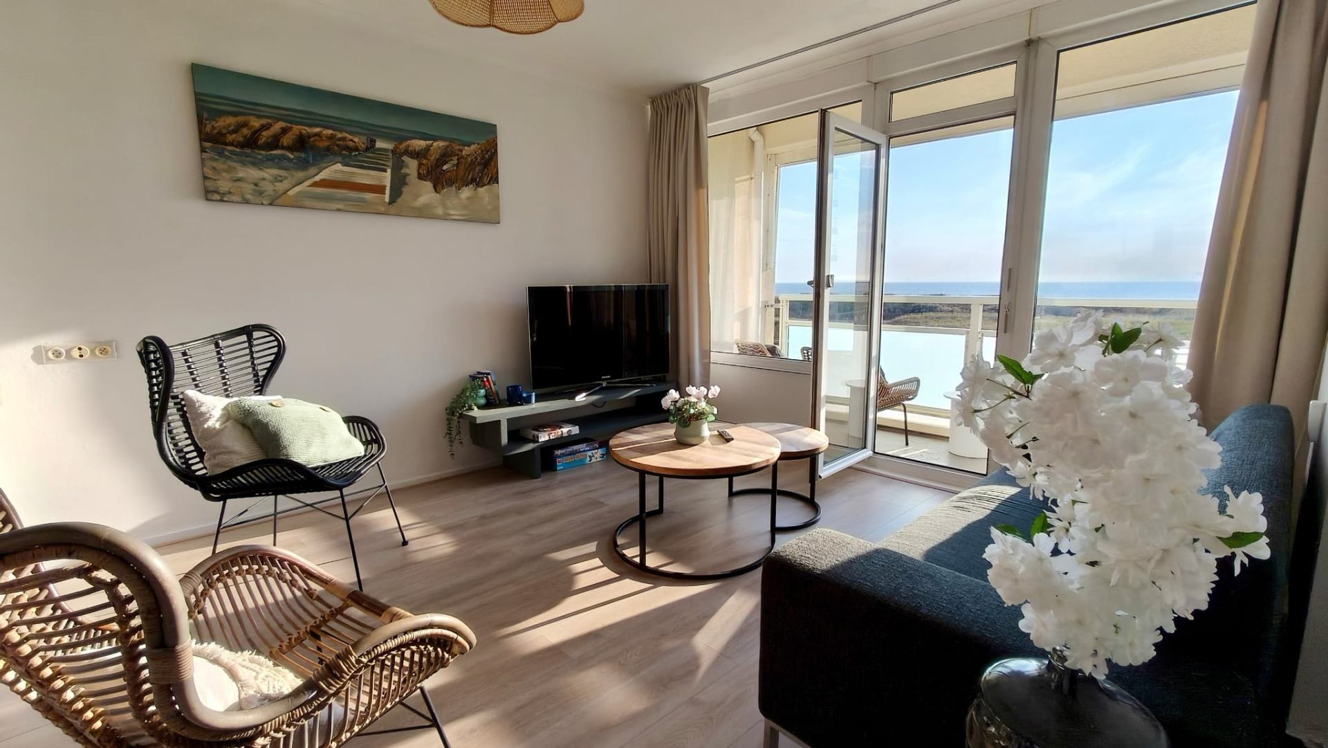 Woonkamer met zeezicht en balkon