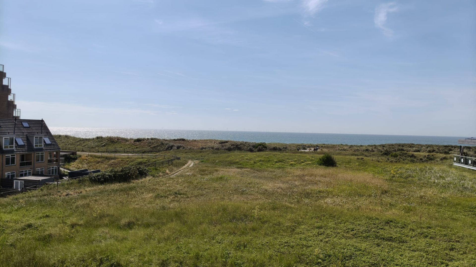 Uitzicht overdag over duinen en zee