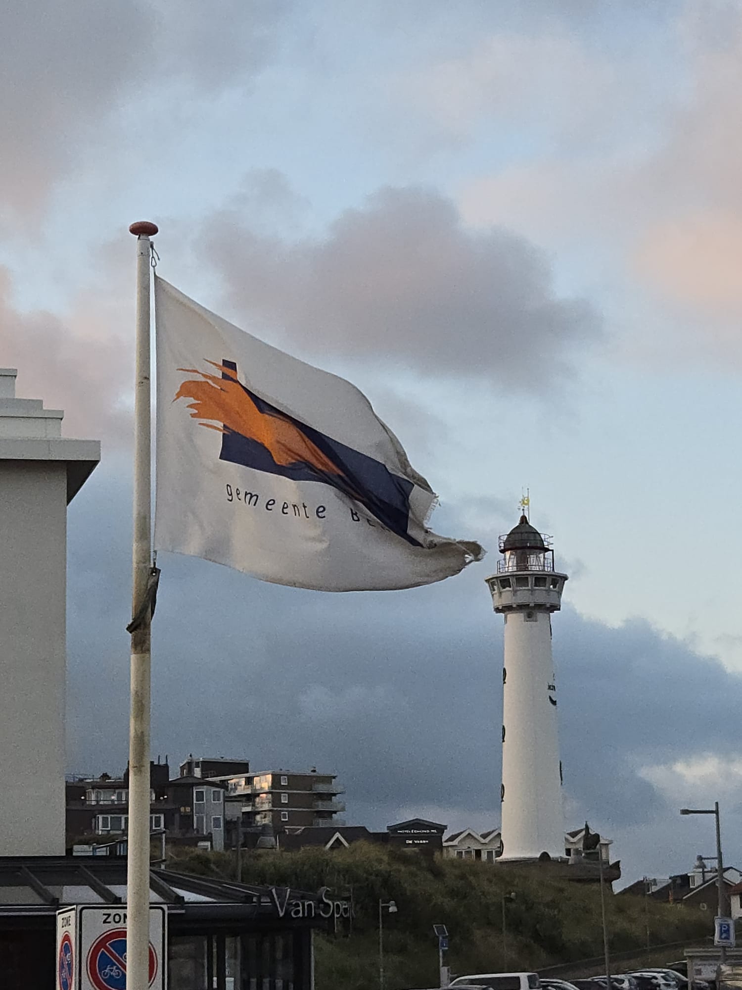Vuurtoren van Egmond aan Zee met gemeentevlag