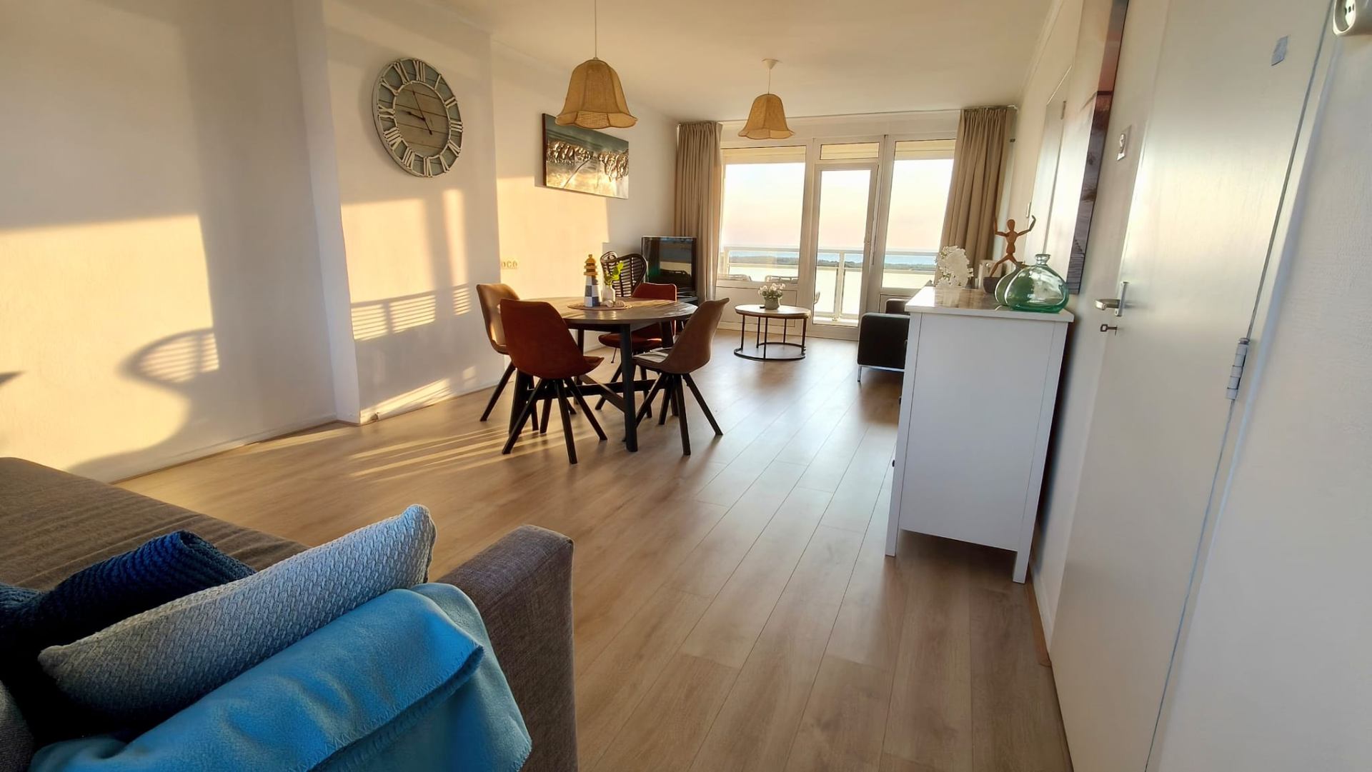 Eetkamer en woonkamer met zicht op zee
