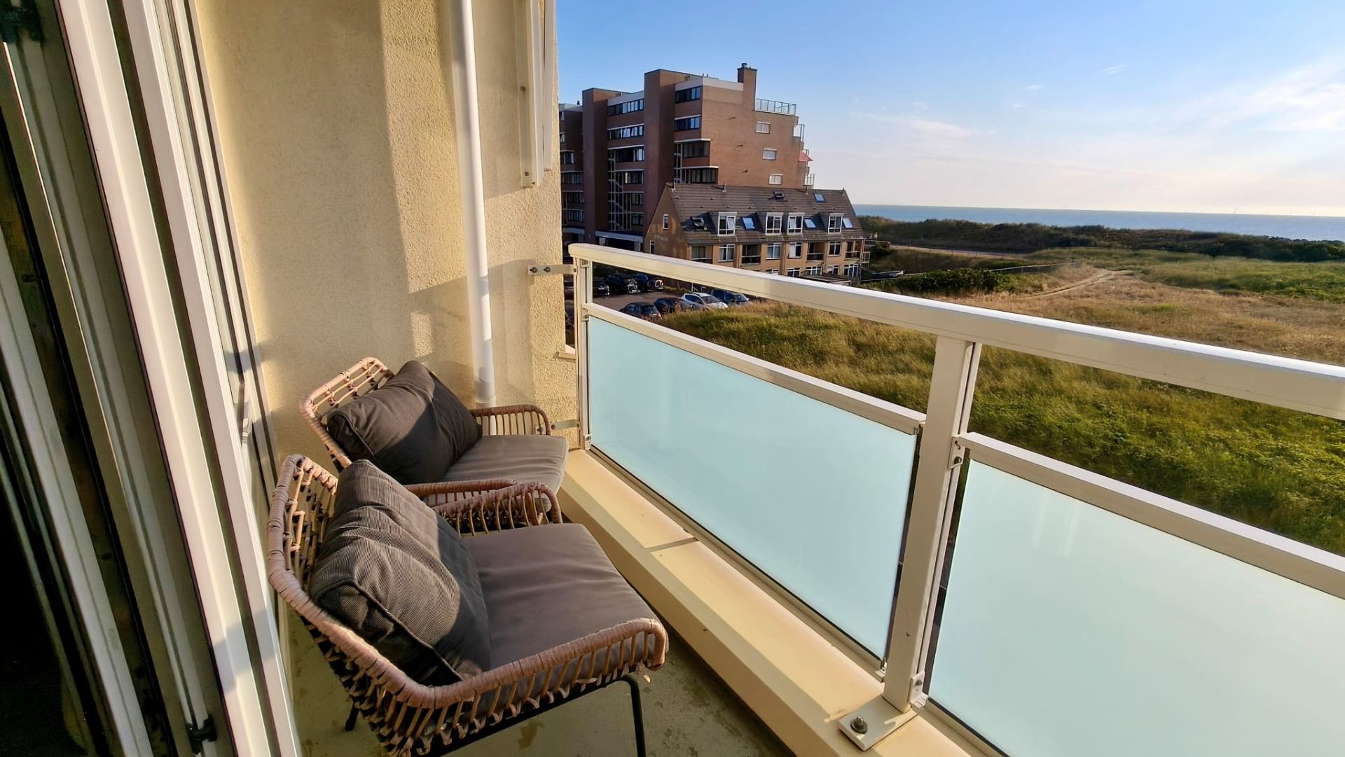 Zitje op het balkon met zeezicht