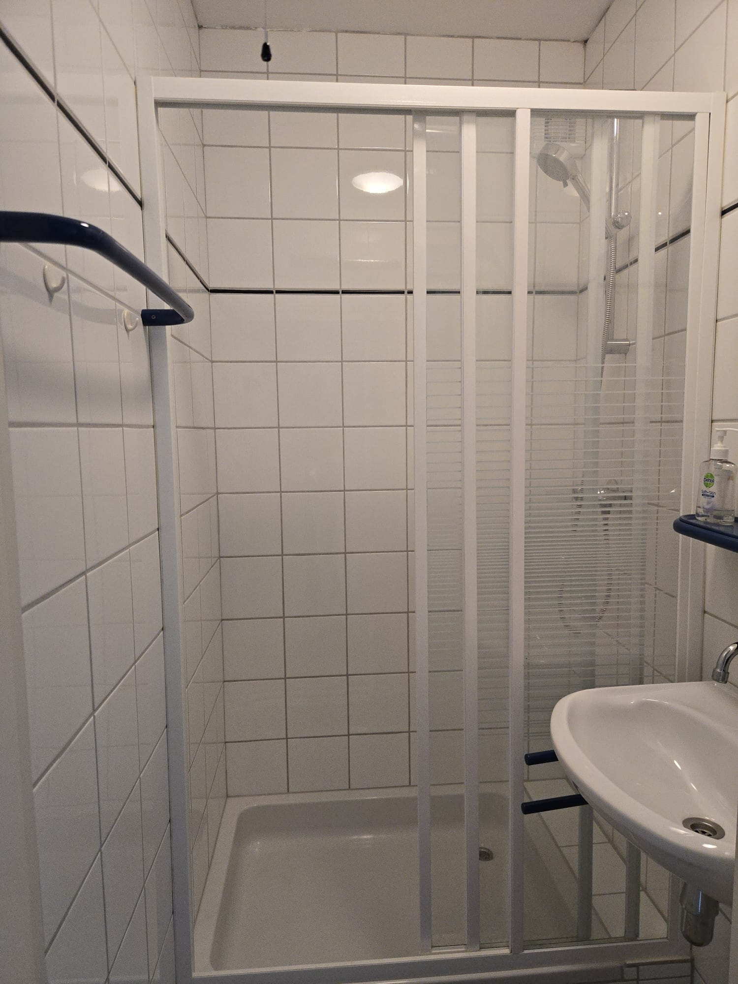 Badkamer met douche en wasbak