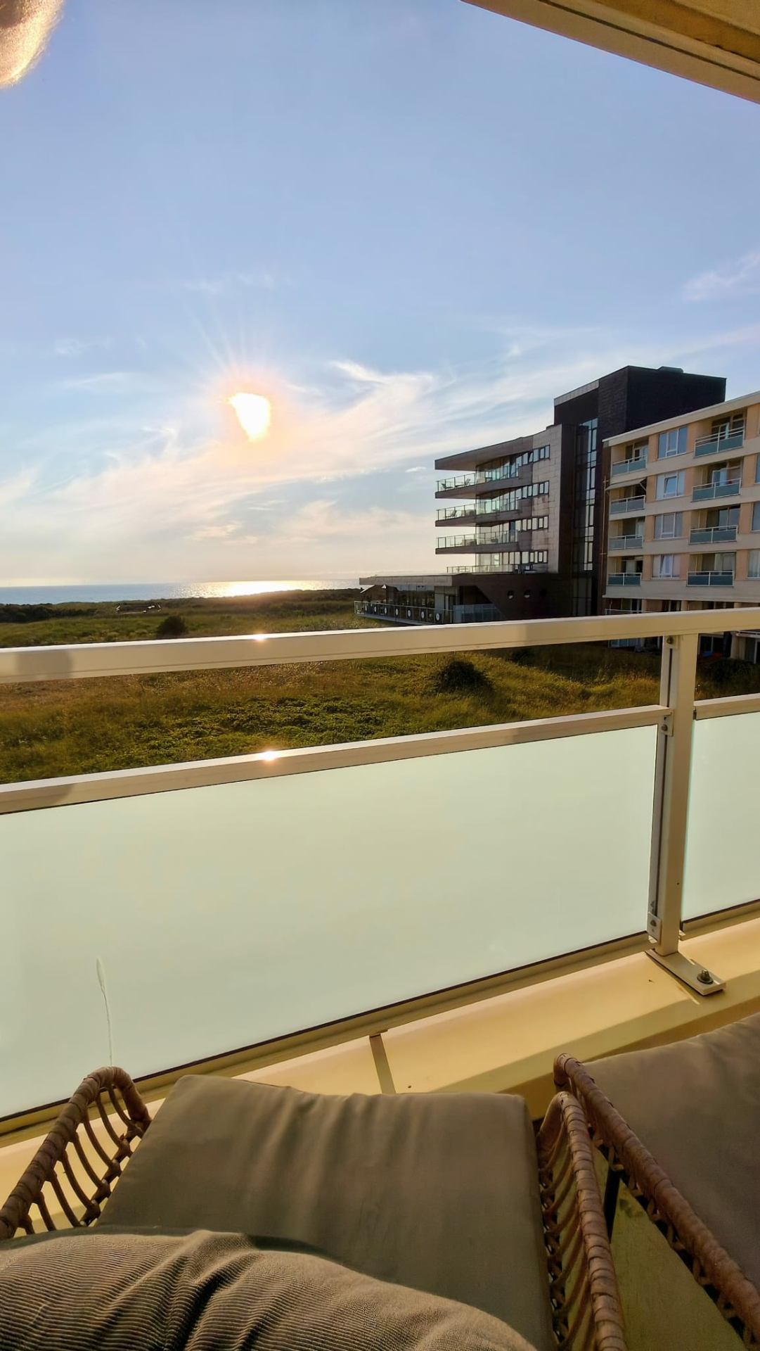 Balkon met uitzicht op duinen en zee