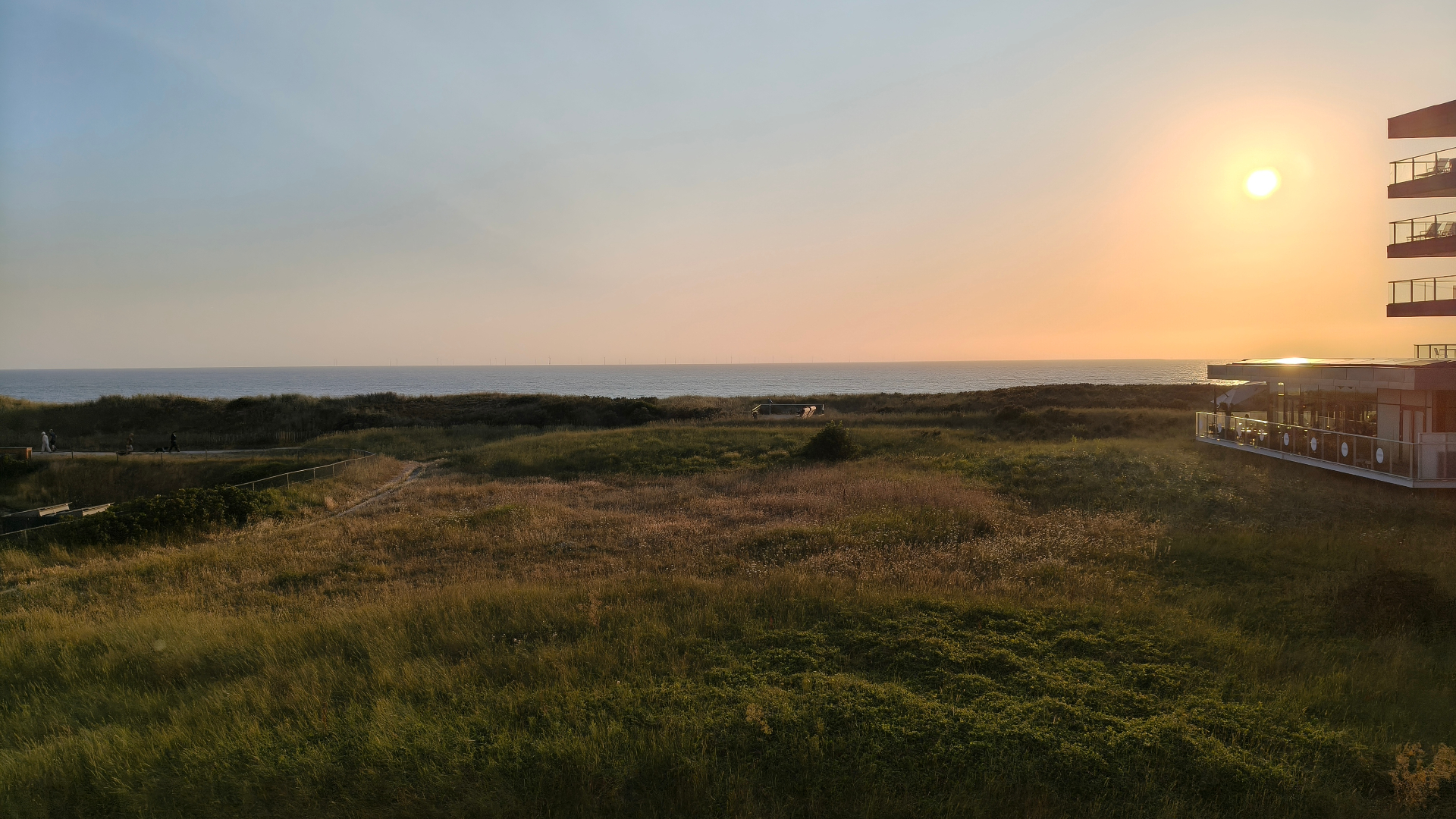 Zonsondergang over de duinen en de zee vanuit Duinparel Egmond