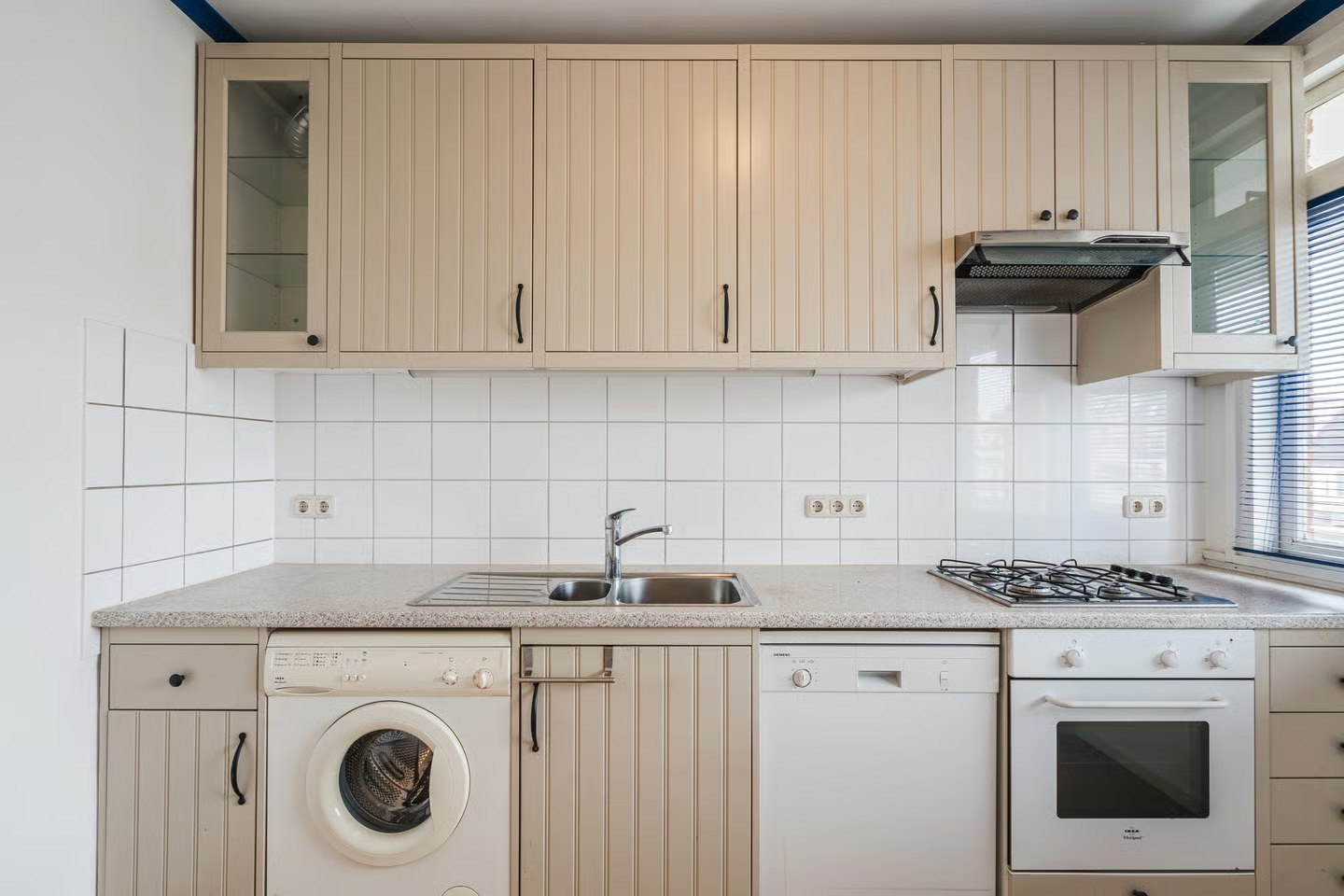 Volledig ingerichte keuken van het vakantieappartement in Egmond aan Zee